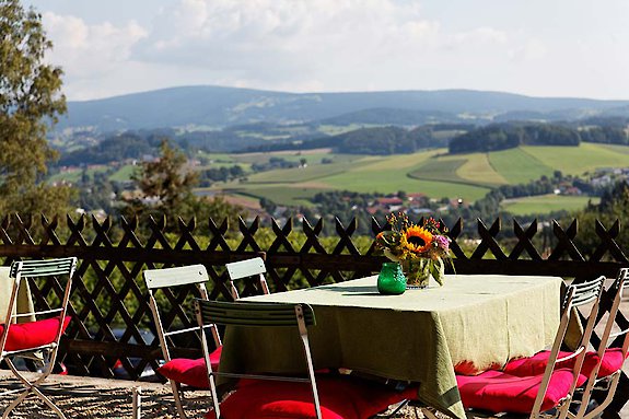 Biergarten mit Weitblick auf den Bayerischen Wald
